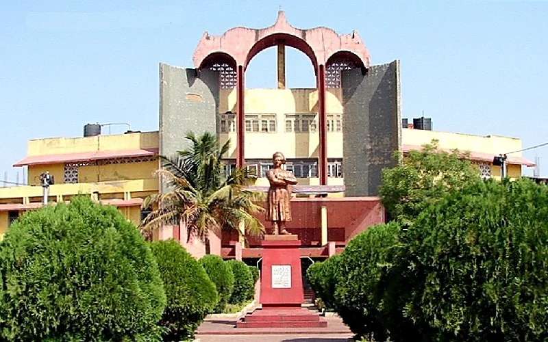 Mahant Laxminarayan Das College campus